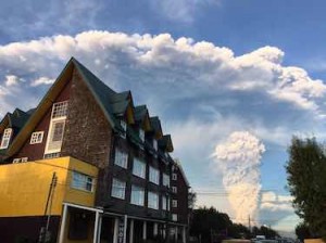 图片:正在喷发中的Calbuco火山。图片来源:张华北