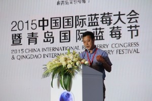 图片:李亚东教授在2015中国国际蓝莓大会上