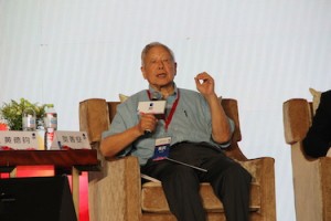 图片:贺善安在2015中国国际蓝莓大会上